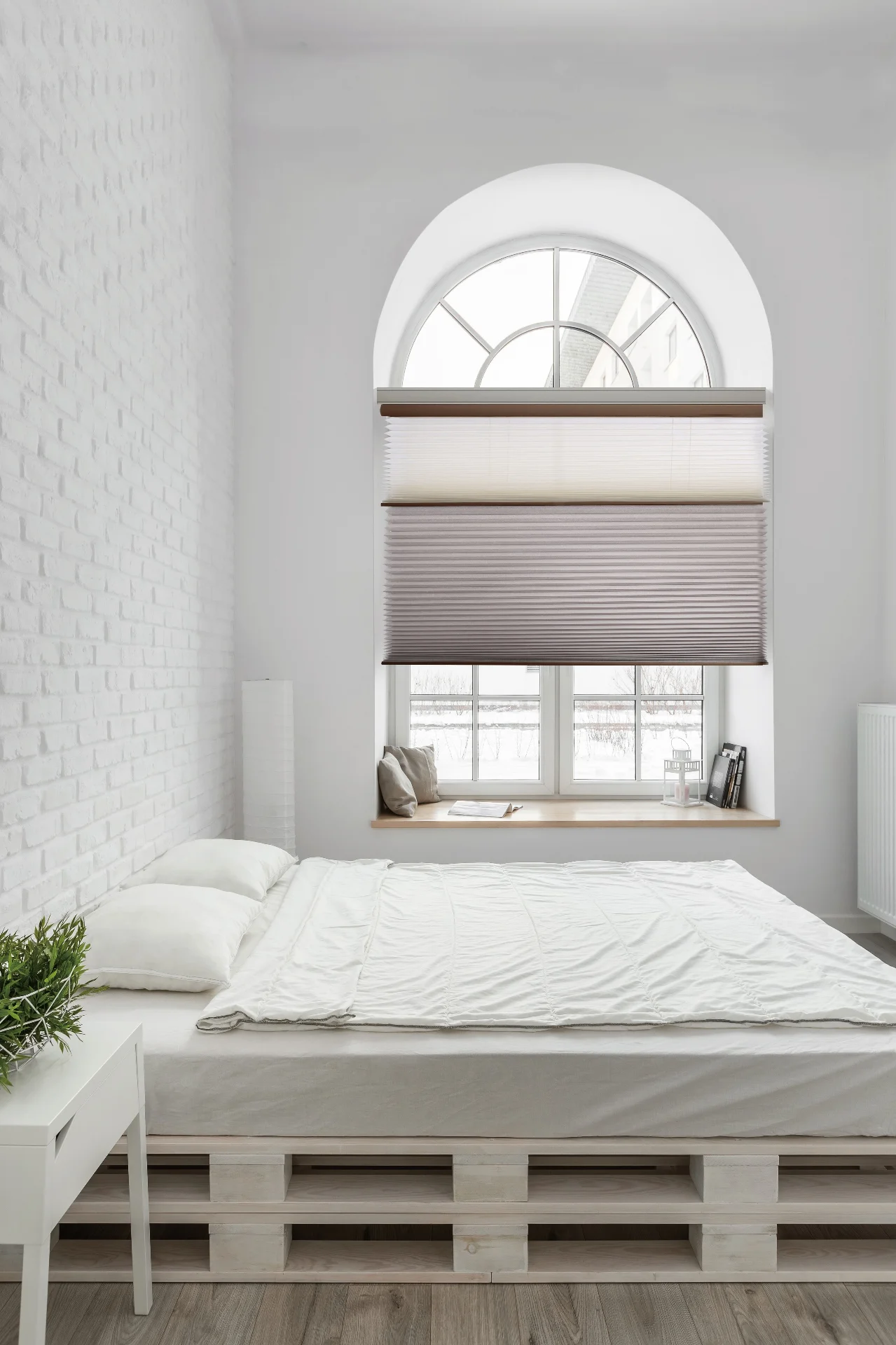 Cellular blinds covering arch window